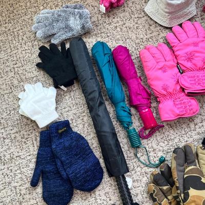Lot 151 Women's winter accessories