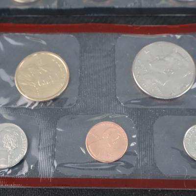 US Mint Uncirculated Sets, 2000 & 2001 (C1-44)
