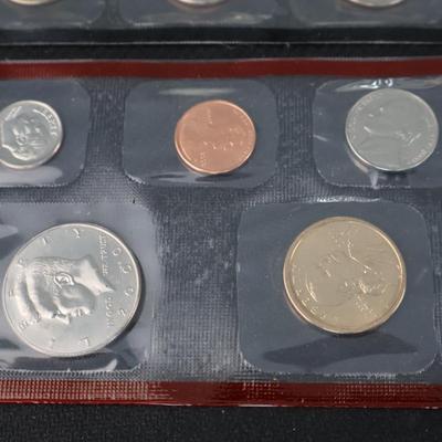 US Mint Uncirculated Sets, 2000 & 2001 (C1-44)