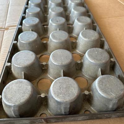 Vintage Wear-Ever Aluminum Commercial Muffin / Cupcake Pan – 24 Cup Heavy Duty USA