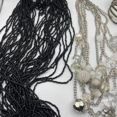 Black and white necklaces with to bracelets