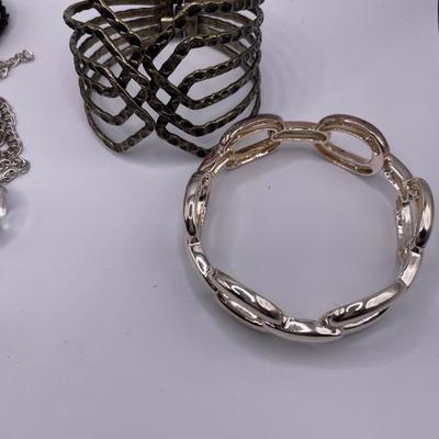 Black and white necklaces with to bracelets