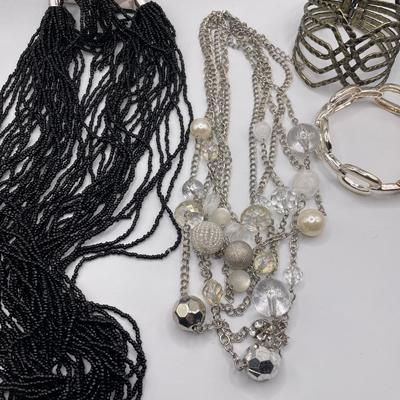 Black and white necklaces with to bracelets
