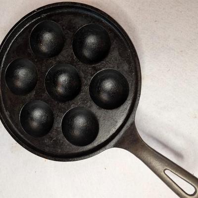 Sale Photo Thumbnail #103: Cast Iron Griswold Aebleskiver
9.5x2