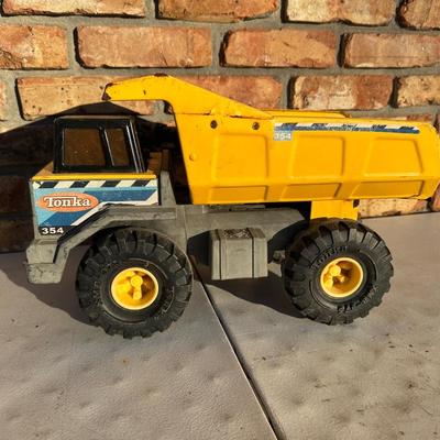 Vintage Tonka 354 Dump Truck – Pressed Steel & Plastic – Working Bed