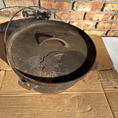 Bayou Classic 20-Quart Cast Iron Dutch Oven with Lid & Bail Handle