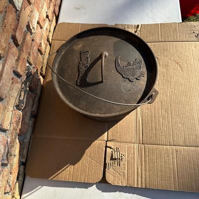 Bayou Classic 20-Quart Cast Iron Dutch Oven with Lid & Bail Handle