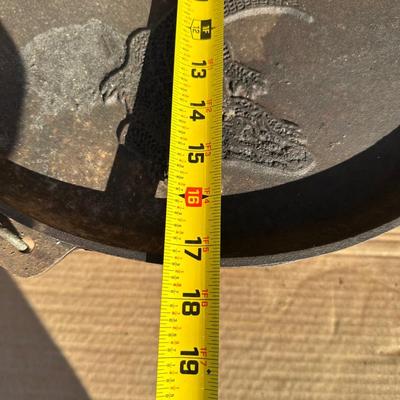 Bayou Classic 20-Quart Cast Iron Dutch Oven with Lid & Bail Handle