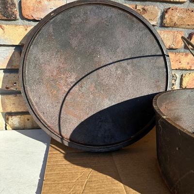 Bayou Classic 20-Quart Cast Iron Dutch Oven with Lid & Bail Handle