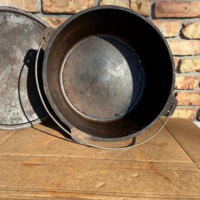 Bayou Classic 20-Quart Cast Iron Dutch Oven with Lid & Bail Handle