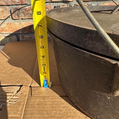 Bayou Classic 20-Quart Cast Iron Dutch Oven with Lid & Bail Handle