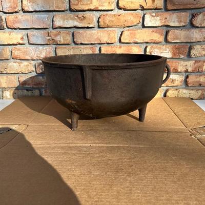 King Kooker Cast Iron Cauldron / Cracklin Pot with Three Legs & Side Handles