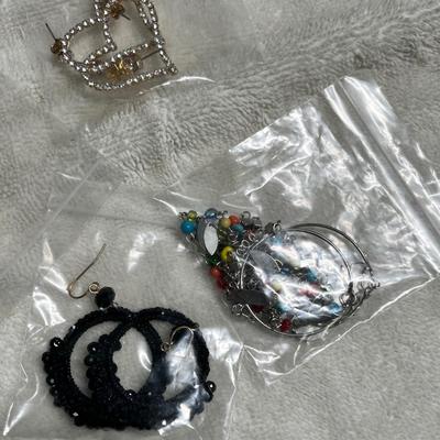 Lot 220 Costume Jewelry Earrings