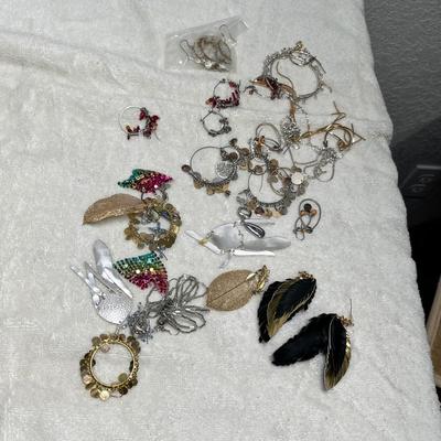 Lot 221 Earrings lot