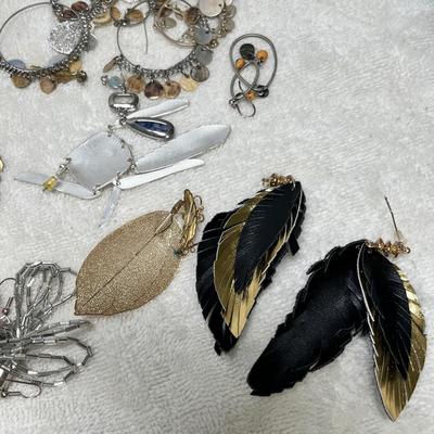 Lot 221 Earrings lot