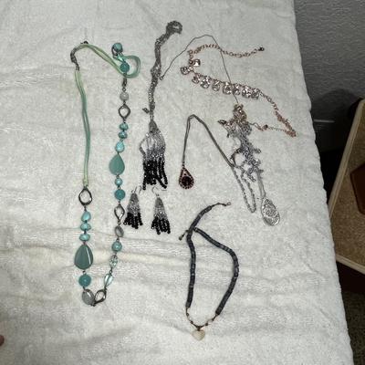 Lot 227 Jewelry sets & necklaces