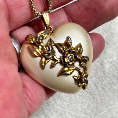 Lot 236 Heart pearl necklace.