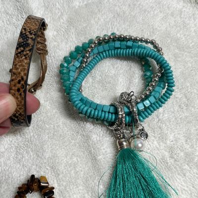 Lot 240 Bracelets lot