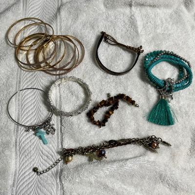 Lot 240 Bracelets lot