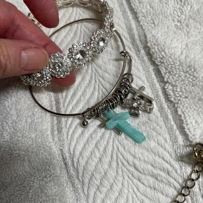 Lot 240 Bracelets lot