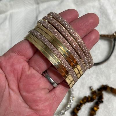 Lot 240 Bracelets lot