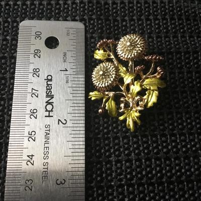 Gold tone flower brooch