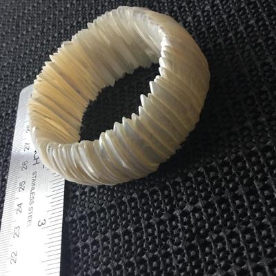 White mother pearl stretch bracelet