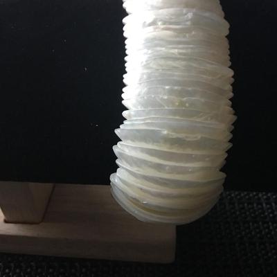 White mother pearl stretch bracelet