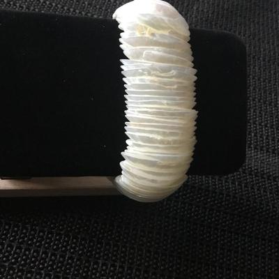 White mother pearl stretch bracelet