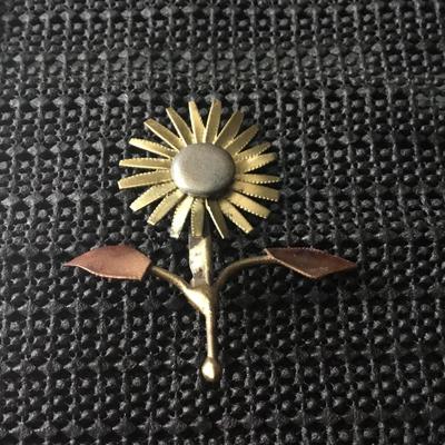 Vintage sunflower gold tone brooch