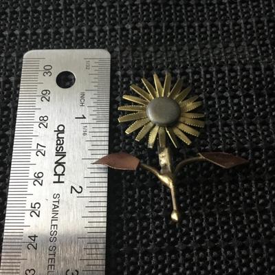 Vintage sunflower gold tone brooch