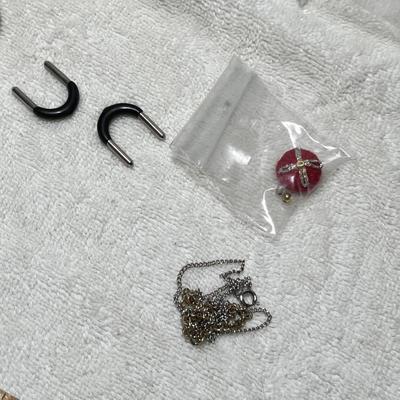 Lot 243 Jewelry parts/ pieces