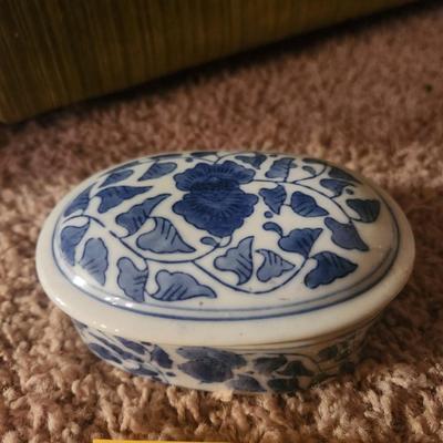 Blue willow candy dish