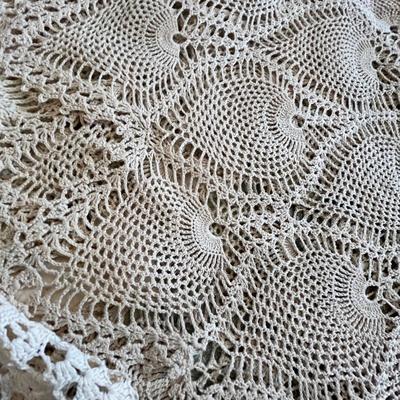 Lot 314 Doilies & lace