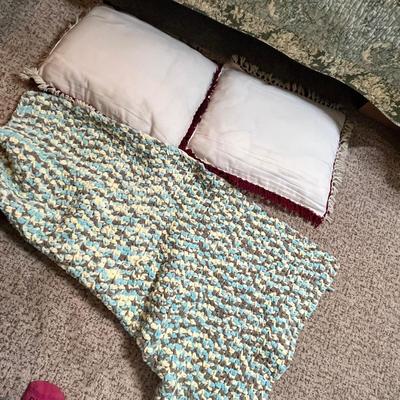 Lot 319 Pillows & throw