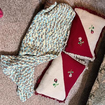 Lot 319 Pillows & throw