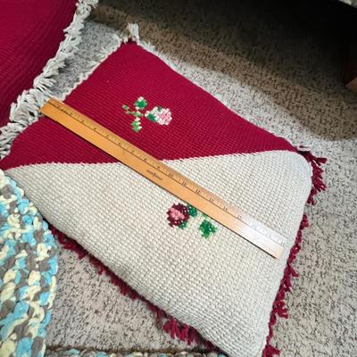 Lot 319 Pillows & throw