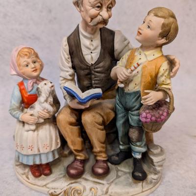 Sale Photo Thumbnail #223: Tundra Imports, INC Japan Porcelain figurine 
8.5x7x4