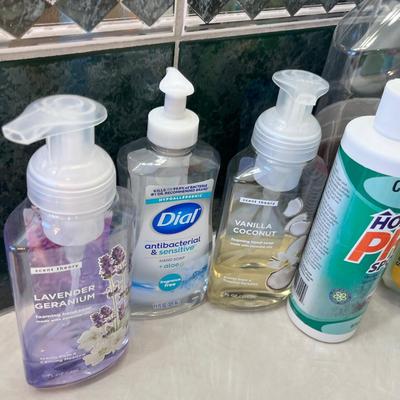 Lot 321 Cleaning supplies