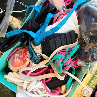 Lot 325 makeup & shoe strings
