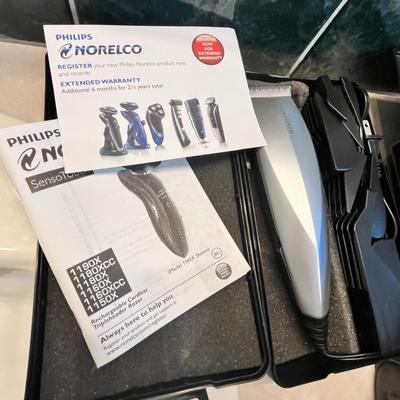 Lot 327 Men's razers & shavers