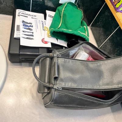 Lot 327 Men's razers & shavers