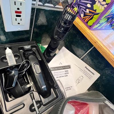 Lot 327 Men's razers & shavers