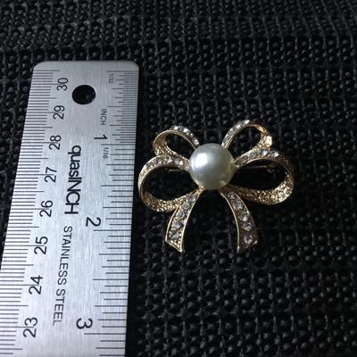 Gold tone bow brooch pin faux pearl