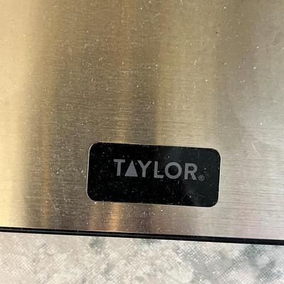 Lot 331 Scale & trash can