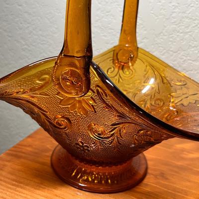 Lot 335 Tiara Sandwich Large Basket