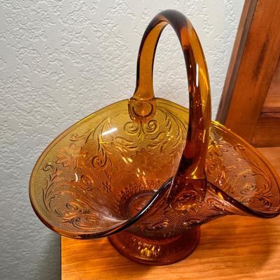 Lot 335 Tiara Sandwich Large Basket