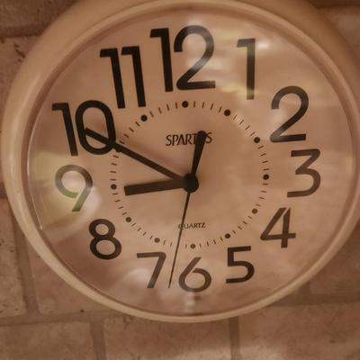White Spartus clock