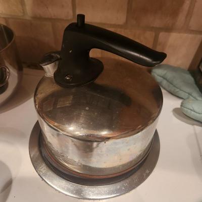 Stovetop tea kettle