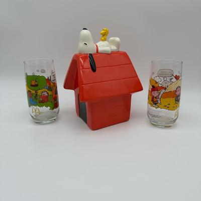 Vintage Snoopy Doghouse Coin Bank w/ Woodstock + McDonald’s Camp Snoopy Glasses (3-Piece Lot)